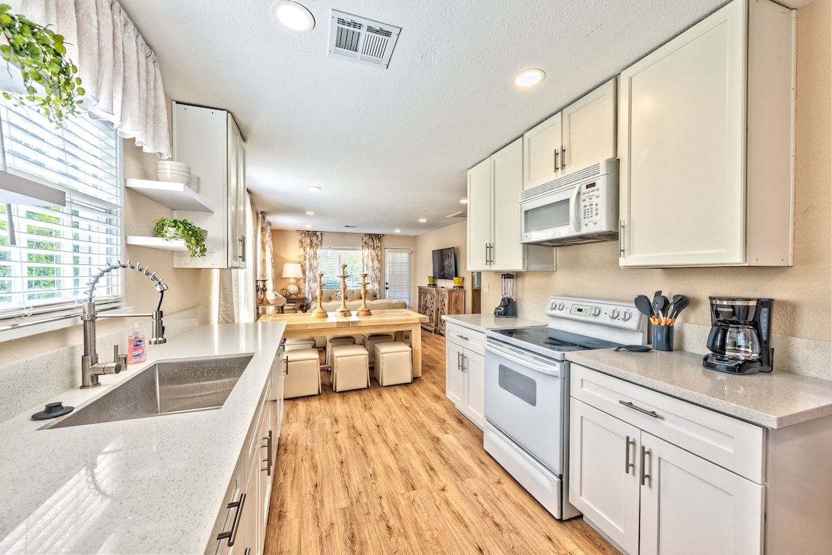 Cottage style home, close to Freemont St. gallery image 5