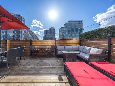 Sun Filled Cozy Downtown Toronto Townhome +Parking