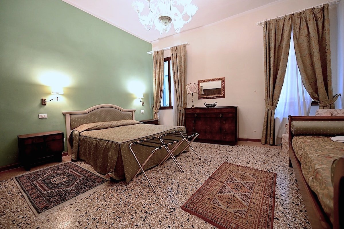 Chandeliers Apartment San Stae gallery image 2