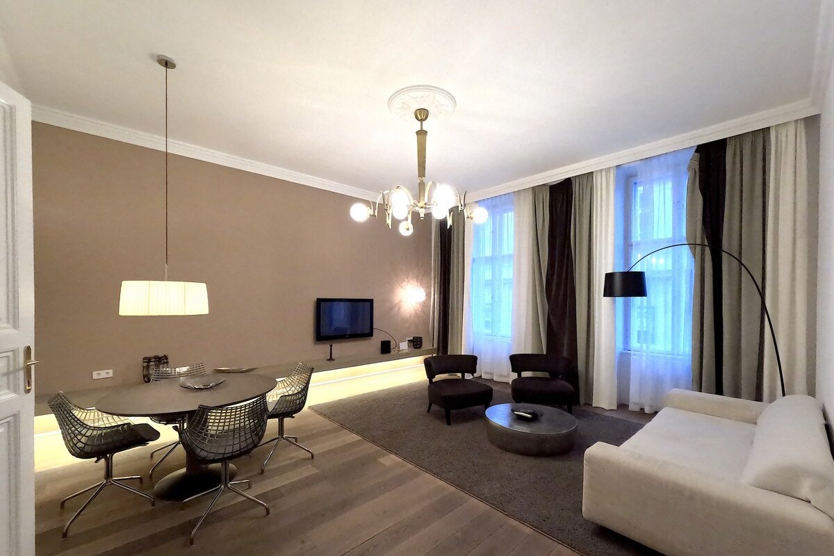 The Heart of Old Town: 2BR/2BA Central Luxury Stay gallery image 2