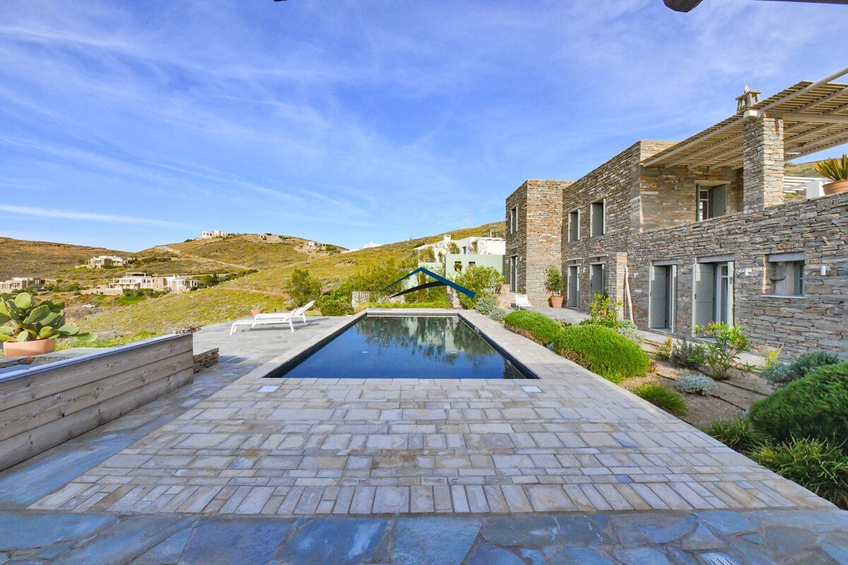 Traditional stone villa with a swimming pool. gallery image 5