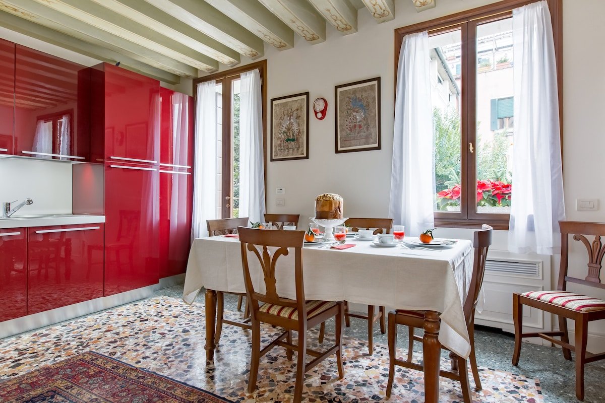 Luxury Apartment on the Grand Canal gallery image 3