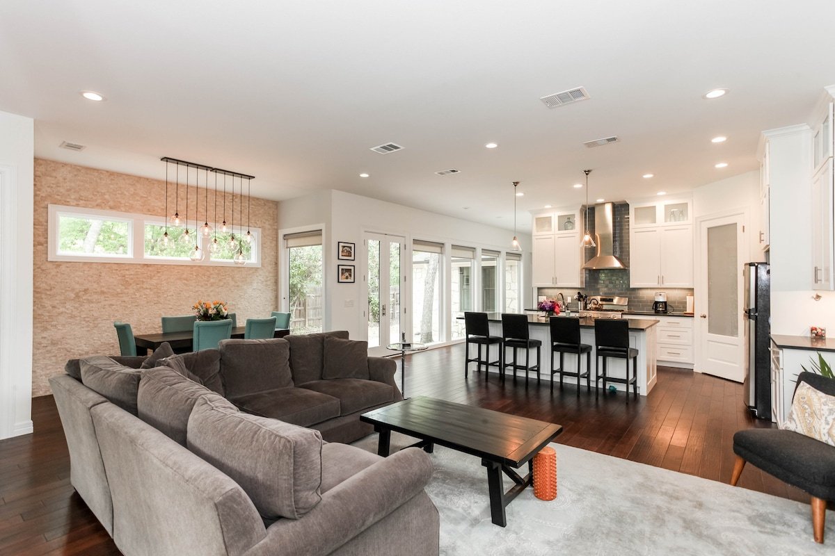 Modern & Bright Hyde Park Home – 10 min from DT! gallery image 2