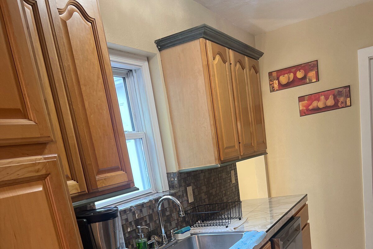 Just like home 4 bedroom, 6 bed located Downtown gallery image 5