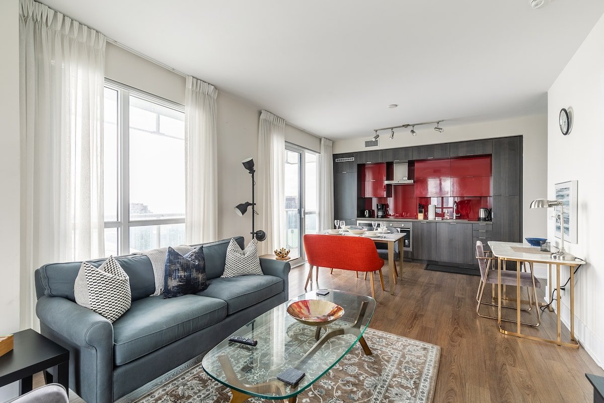 *CN Tower & Lake Views* Stylish Luxury 2Beds/2Bath gallery image 3