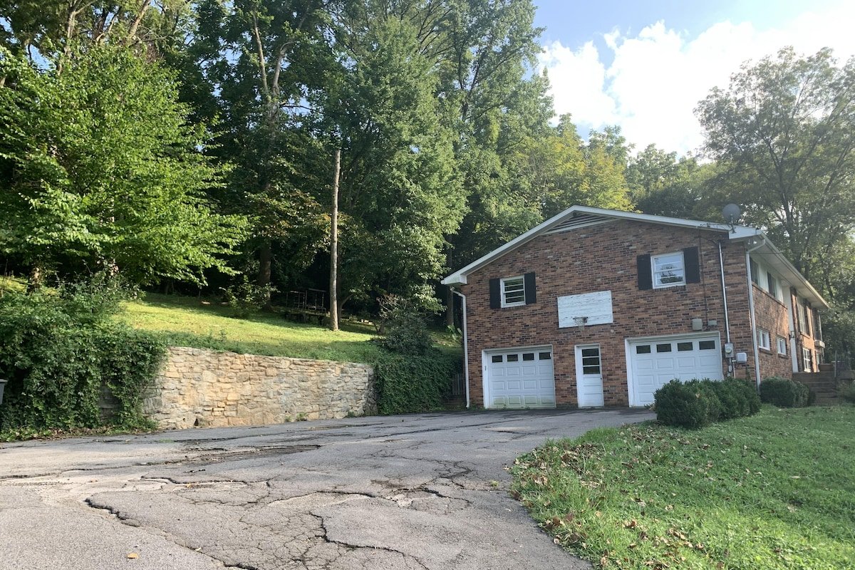 Hilltop Home – comfy, open, quick to downtown/BNA gallery image 4