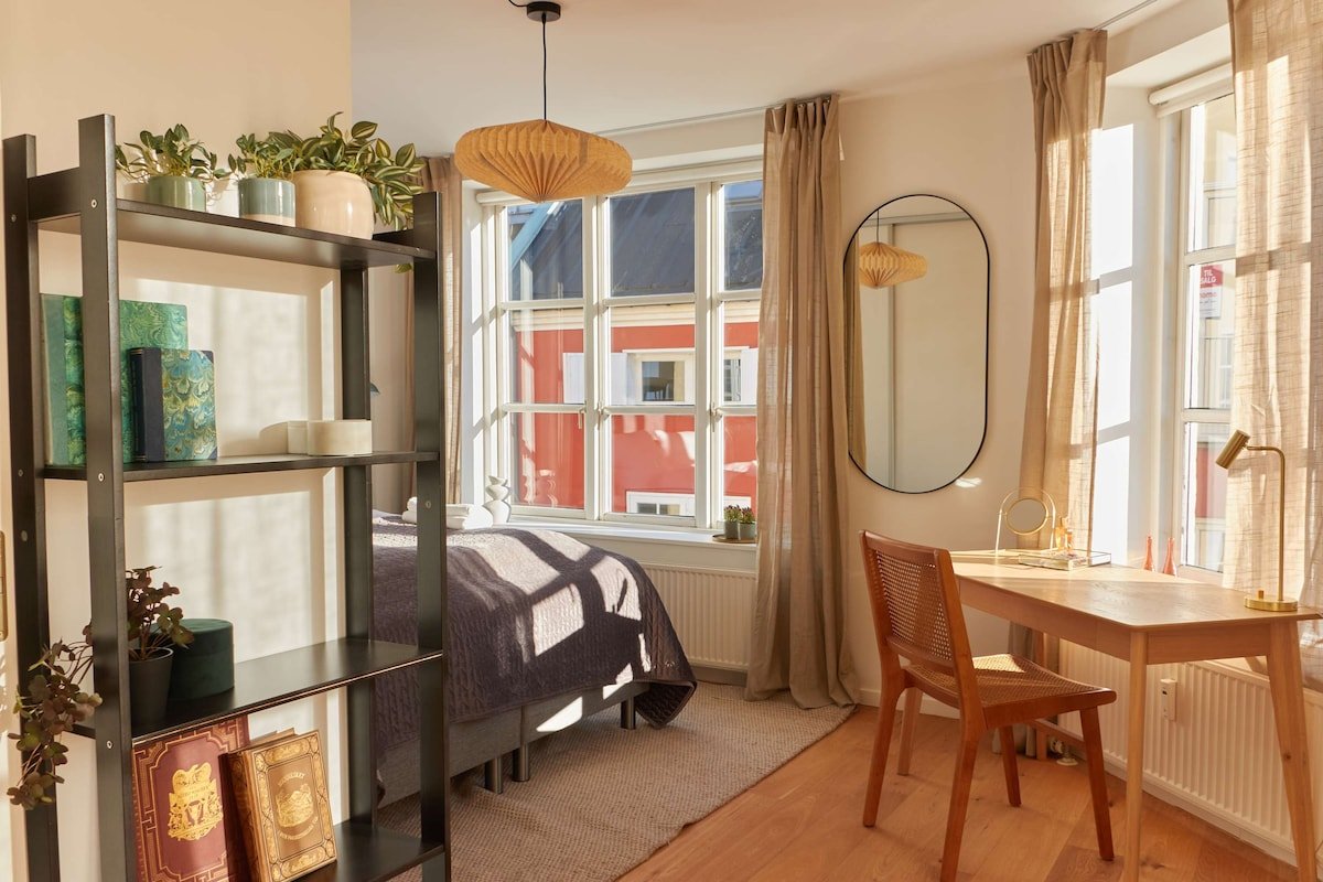 Stunning 2 BR Home on Nyhavn w/Private Balcony gallery image 3