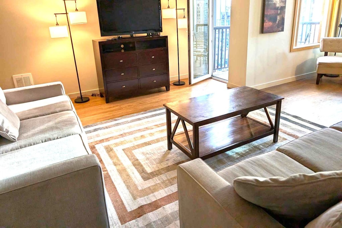 2-bdrm + den (sleeps 8, 6 ad max) at Harbor Steps! gallery image 4