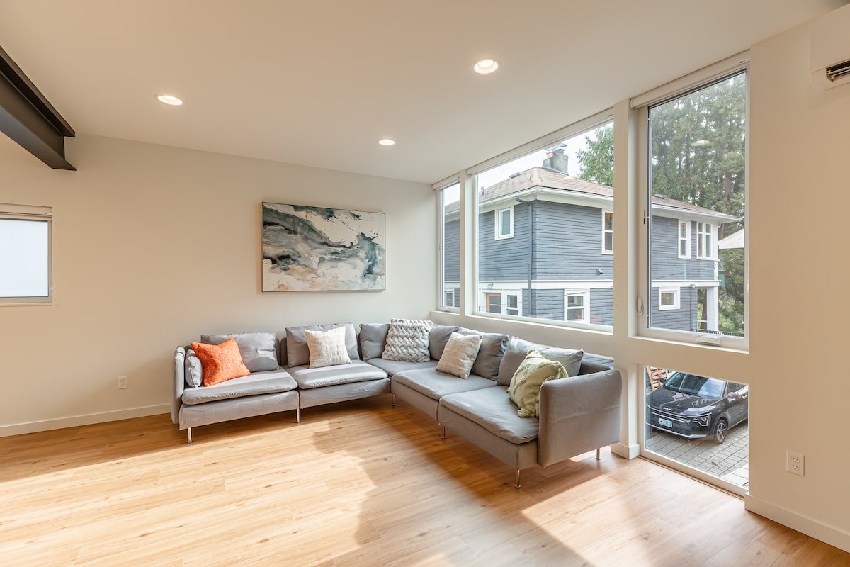 Sunny Modern Masterpiece with EV Charging and A/C gallery image 3