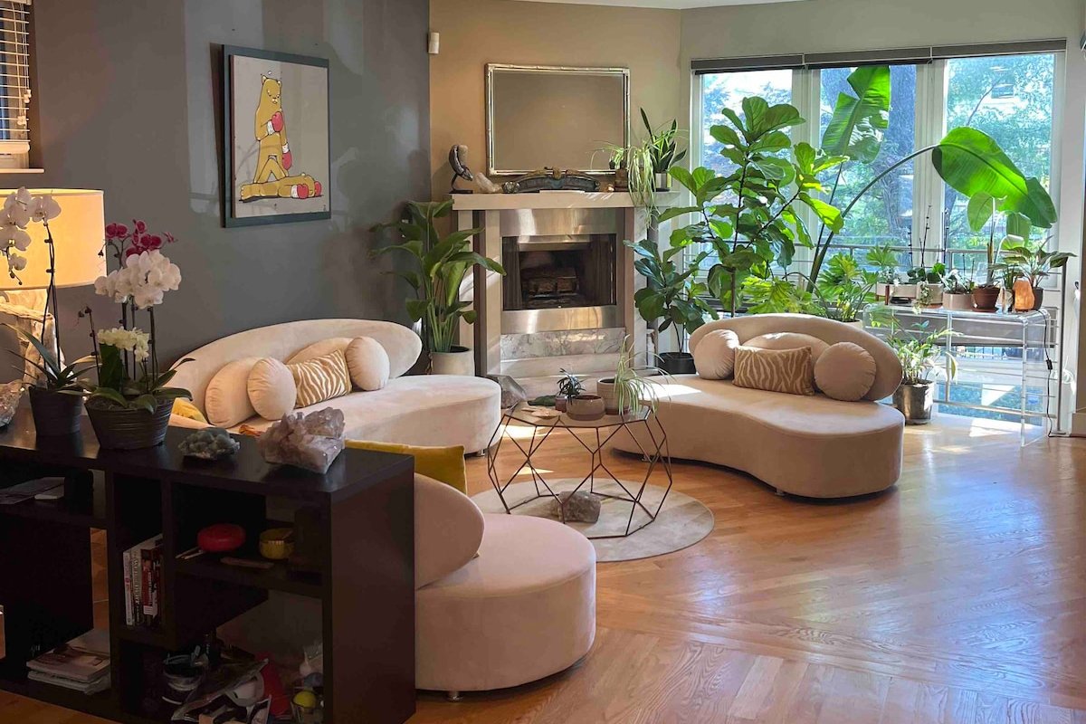 Homer Street Hotel: Bucktown Upscale Designer Home gallery image 4