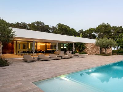 Mountain views- Countryside- Large pool- Bar area