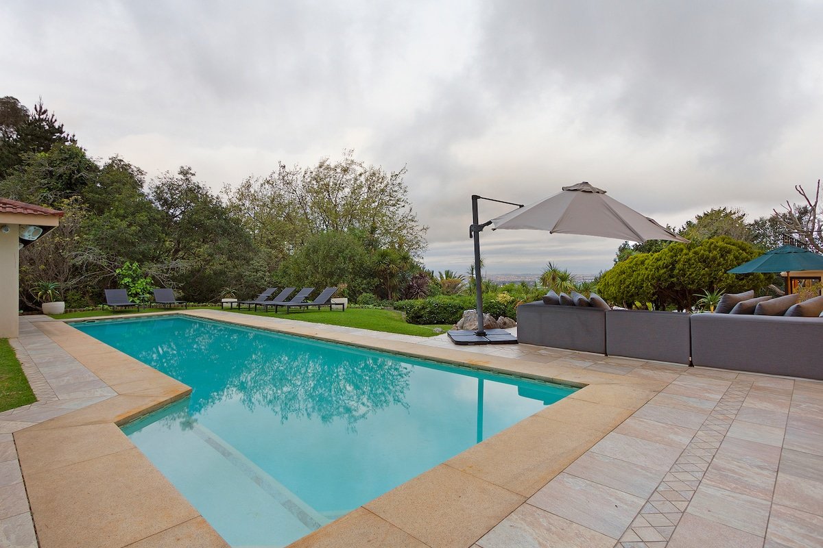 Luxury Serviced Villa in Constantia gallery image 3
