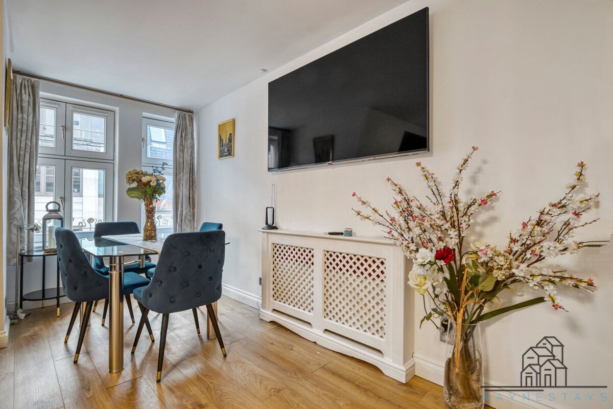 Spectacular 2 Bed Mayfair gallery image 3