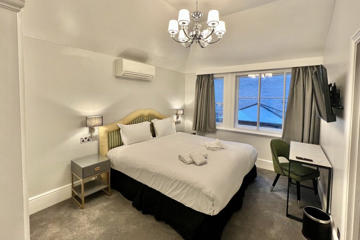 3 bed/3 Bath Modern Flat, Patio, Sky TV, AC gallery image 4