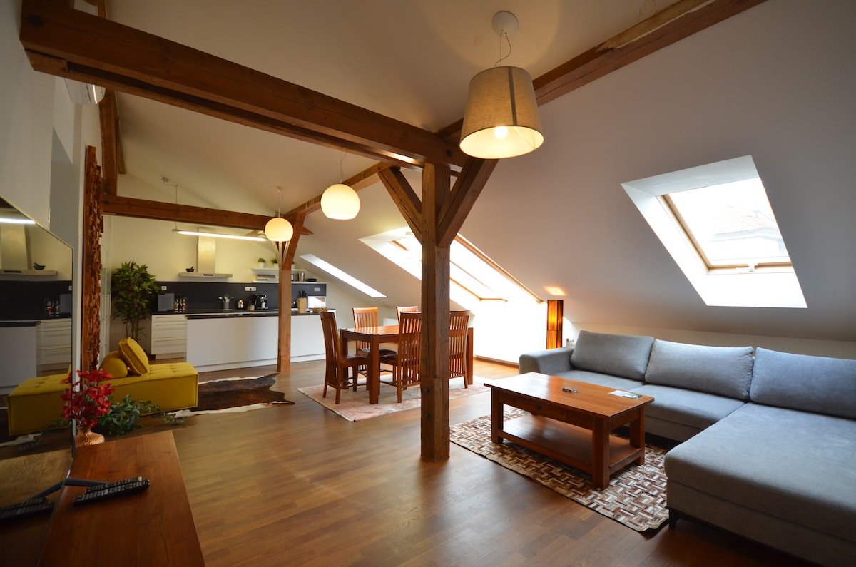 Grand Luxury Attic Klimentska – Old Town Square gallery image 3