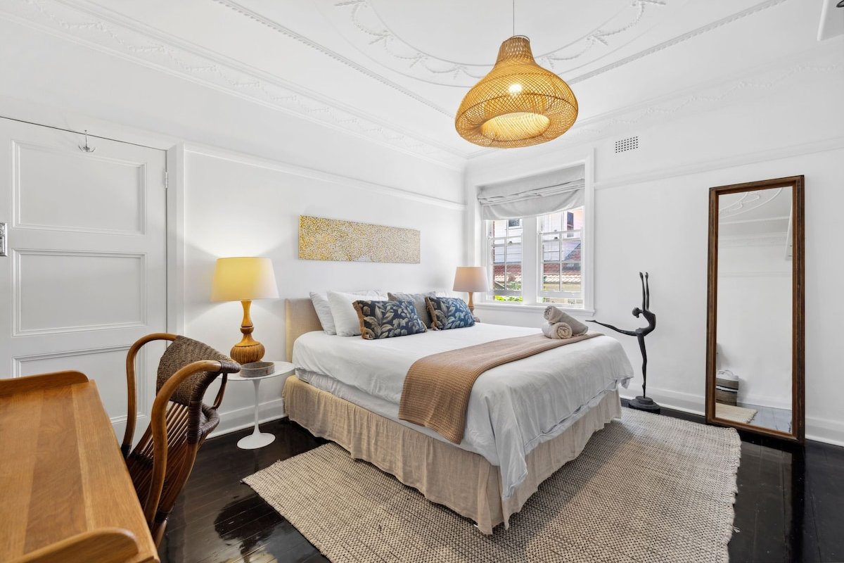 Stylish, Boutique, Large 2-3 bed & Minutes 2 Beach gallery image 2