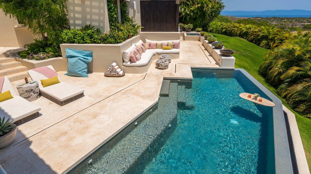 Four Seasons Private Villa: Pool, Vews and Jacuzzi gallery image 4