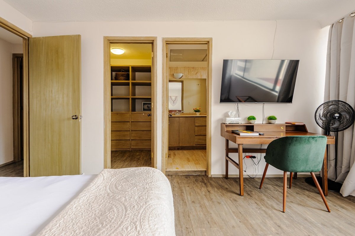 PH! 9 Beds! 4 Parking Spaces! Baby Crib! Poker! gallery image 5