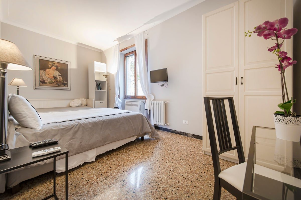 Authentic TrastevereApartment sleeps 6 2 bathroom gallery image 3