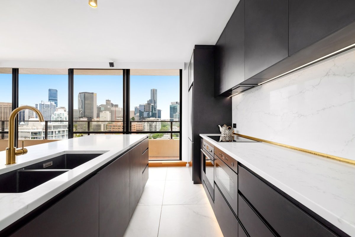 Panoramic City Views- Luxury 2 Bedroom Apartment gallery image 4