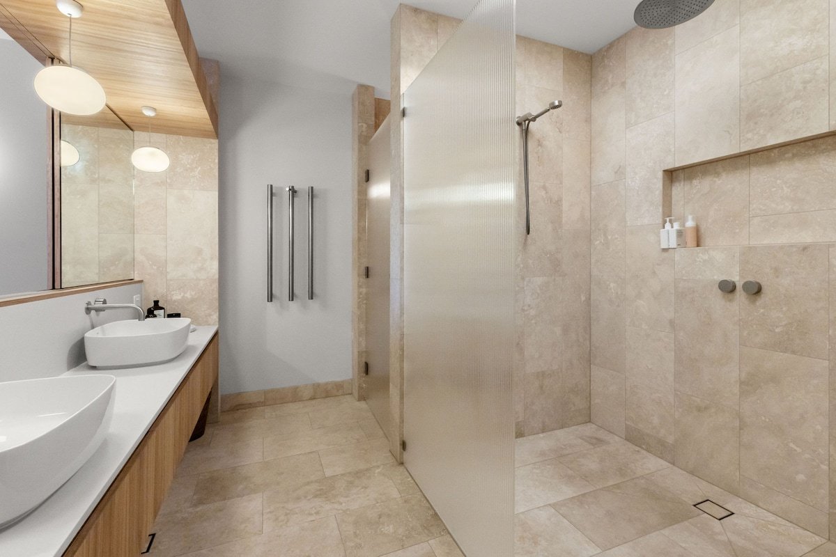 The Retreat – central Byron Bay, luxury, pool. gallery image 5