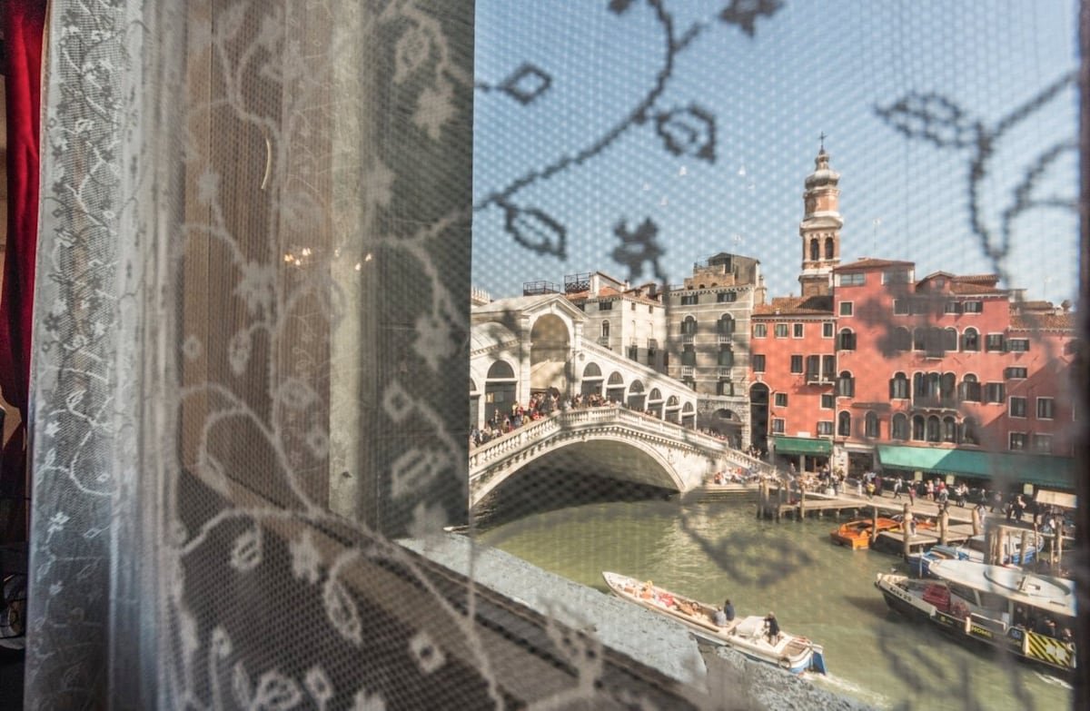 Rialto apartment with Canal Grande view gallery image 4