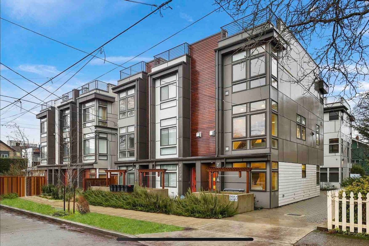 Modern 3 Bedroom in Queen Anne with Rooftop + AC gallery image 3