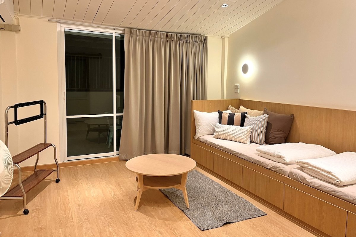 Slaap36 | 5BR Home, BTS Ari & Parking, Walk 3min gallery image 3