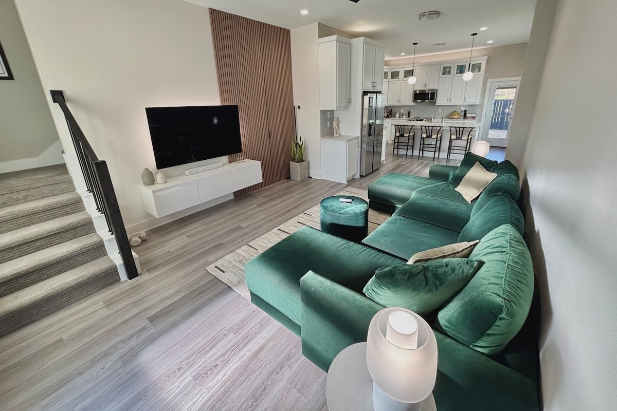 Modern 4BR House Near Downtown & Bishop Arts gallery image 2