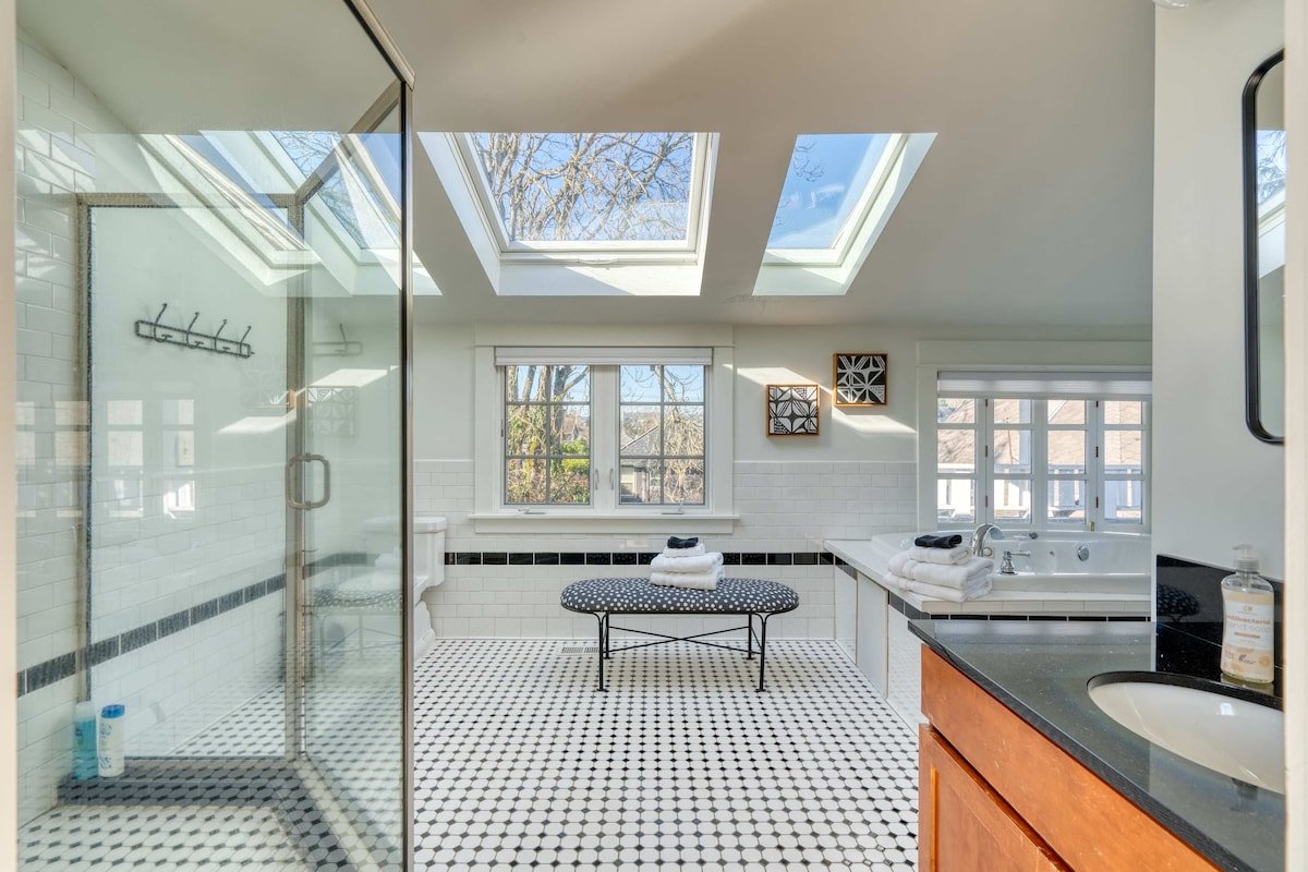 Casa Solarium – Local Eateries, Parks & Espresso gallery image 3