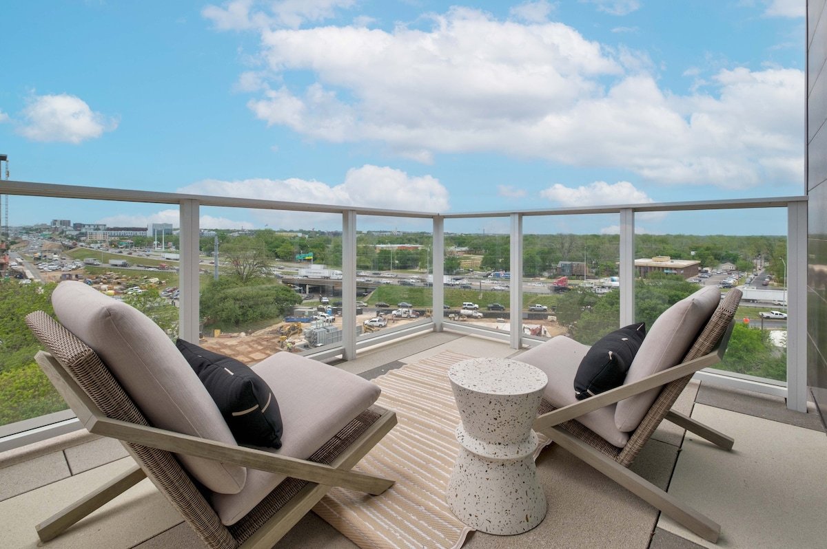 Luxe + Swanky 10BR Rainey Retreat | Rooftop Pool gallery image 4