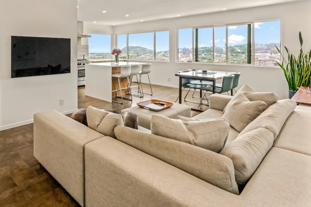 Private Modern House: Stunning Views & Backyard