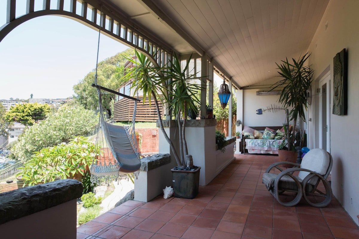 Bronte 3 bed beachfront home w/ garden & parking gallery image 3