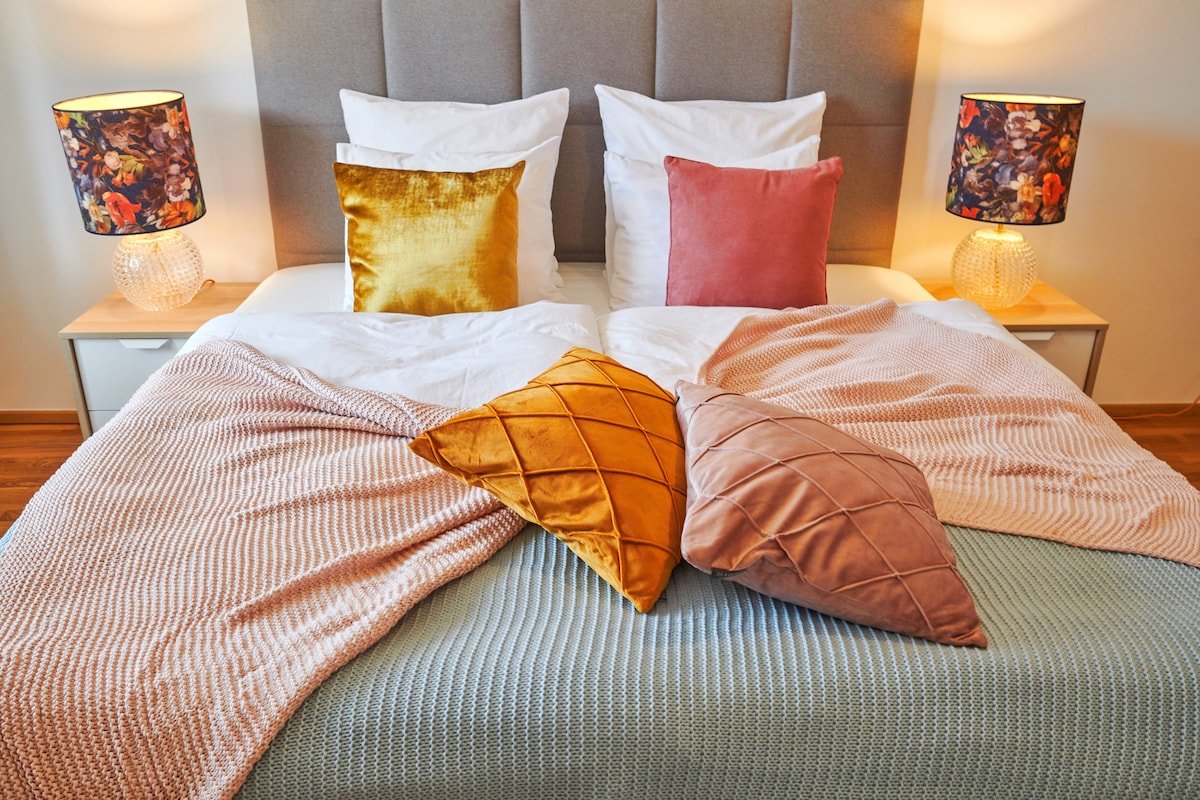 Chic 2-Bedroom Old Town Apartment with 2 bathrooms gallery image 2