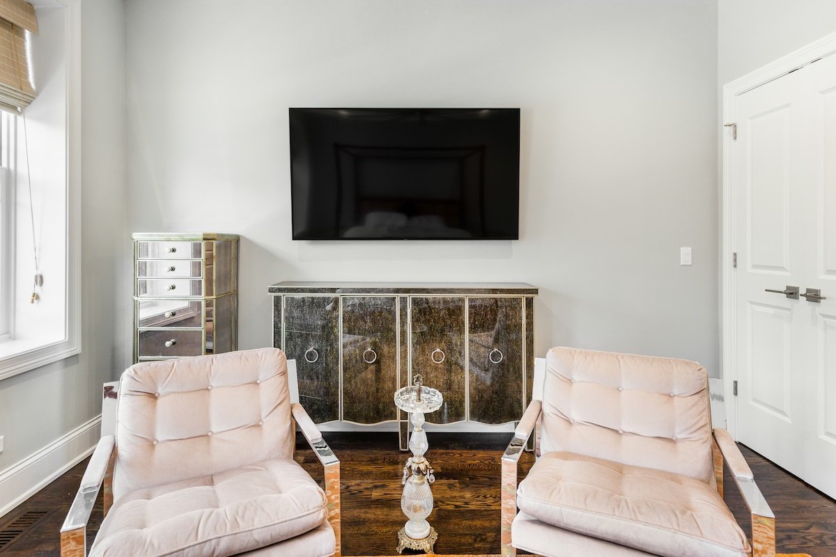 Spacious Five Bedroom Home in Trendy Chicago Neighborhood gallery image 5