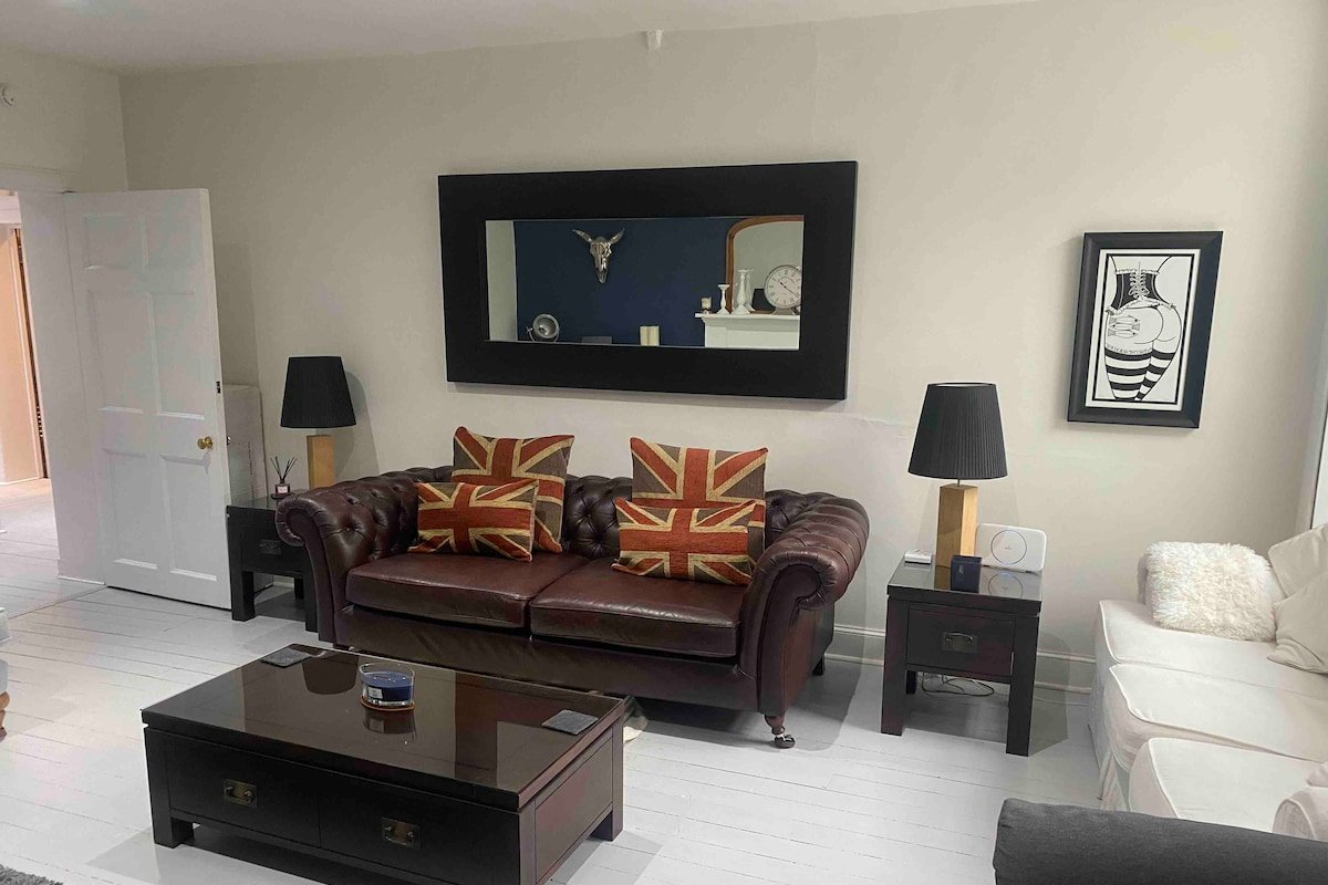 Fabulously spacious basement flat city centre gallery image 3