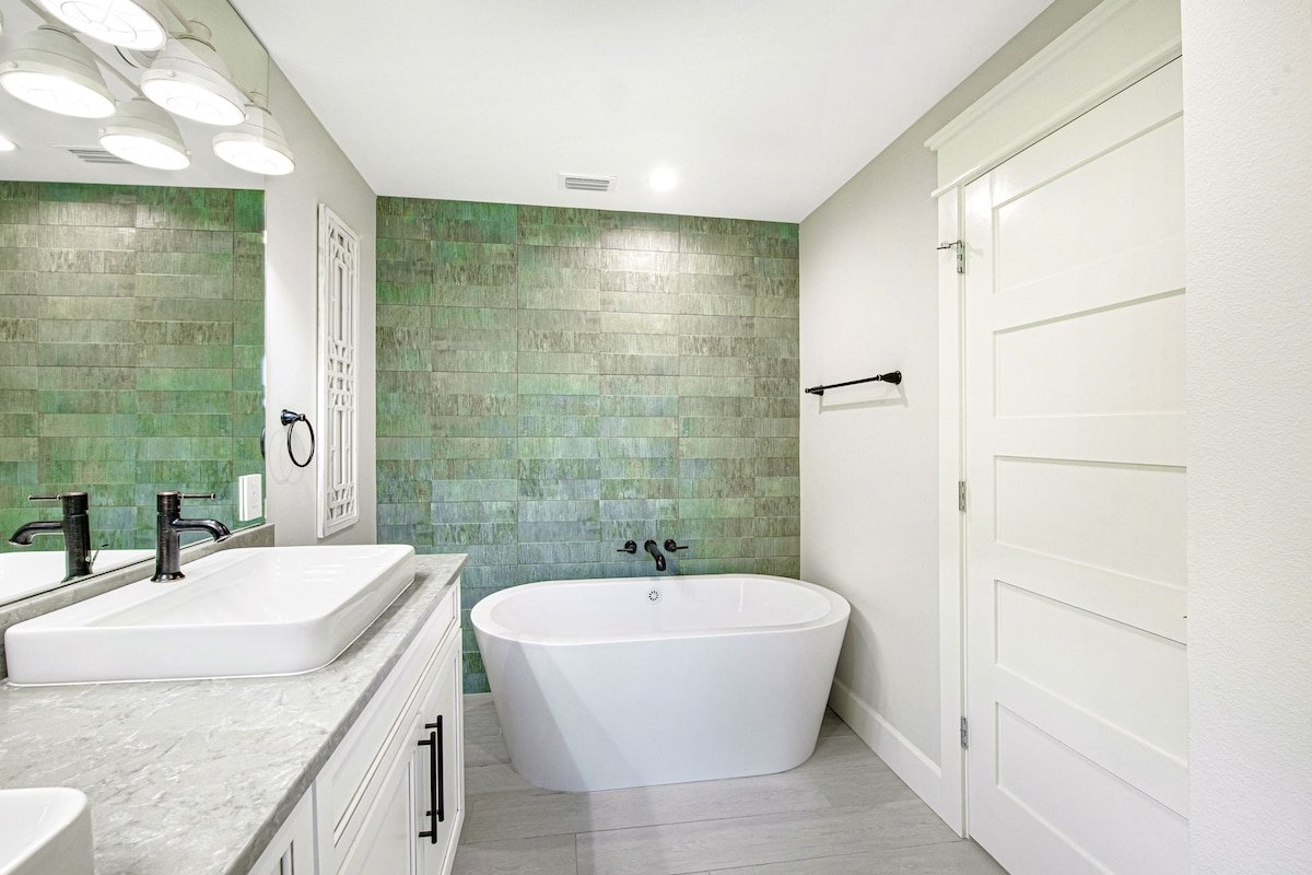 Seconds from the beach! Pool, Games-Ocean Overlook gallery image 4