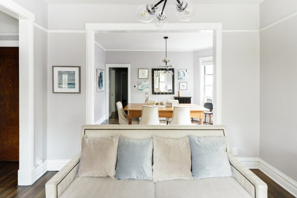 Contemporary Apartment Near Wrigley Field w/ Yard gallery image 5