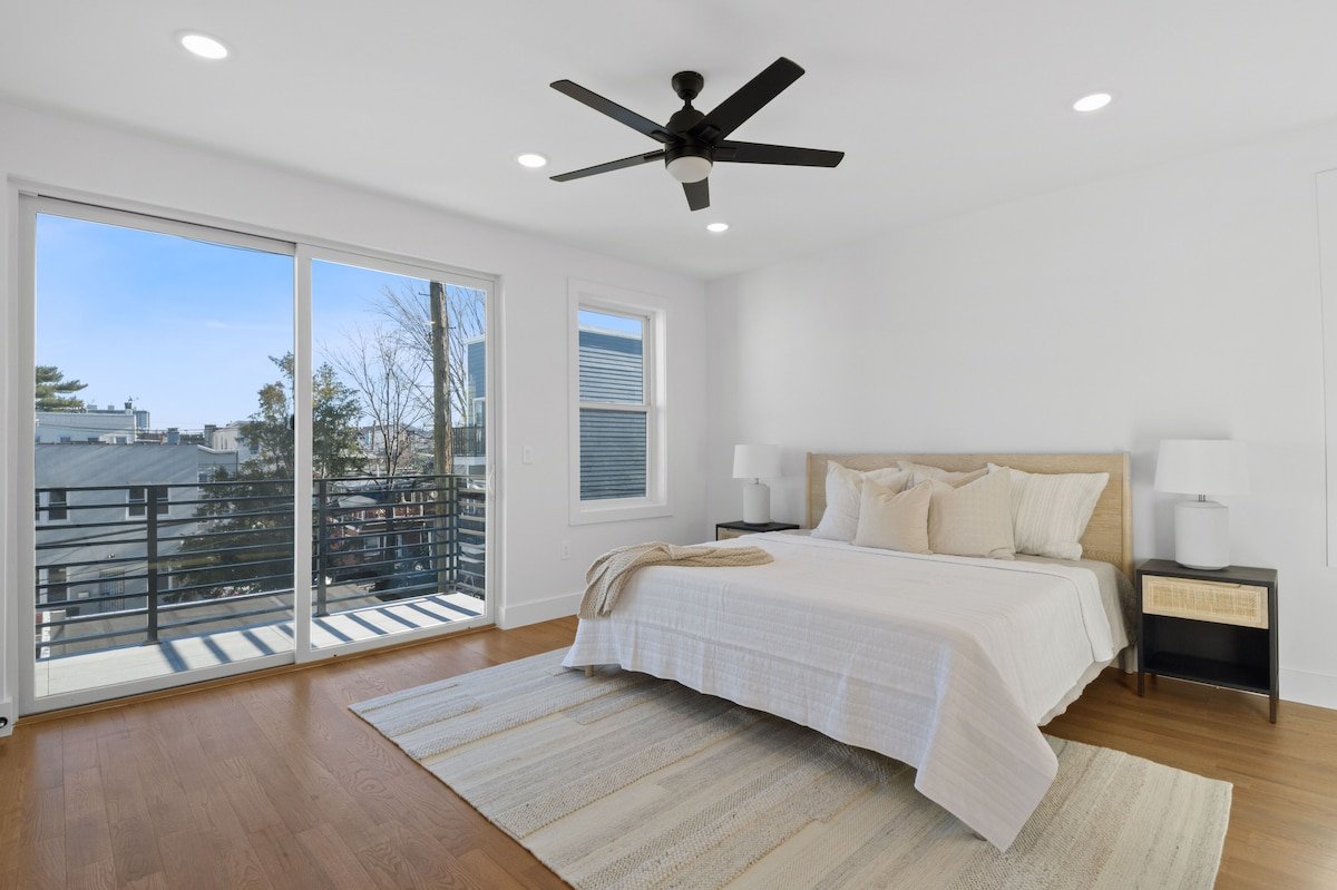 Beautiful 3BR 3.5BA Full Ensuite Duplex W/Backyard gallery image 5