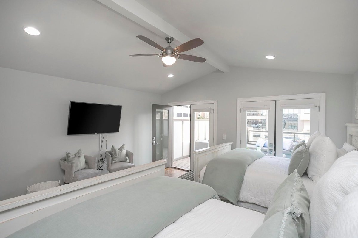 The Southern House – 1 mile to Broadway/Sleeps 12! gallery image 4