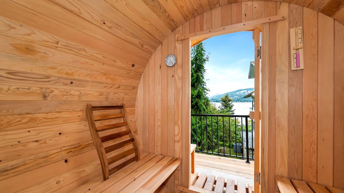 Waterfront Luxury Escape and Sauna gallery image 3