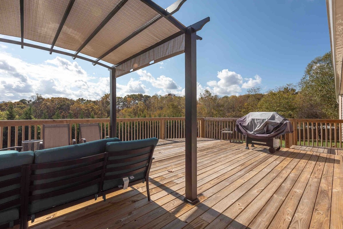 Water, Electric, WiFi, PETS Sleeps 11. Near Aville gallery image 3