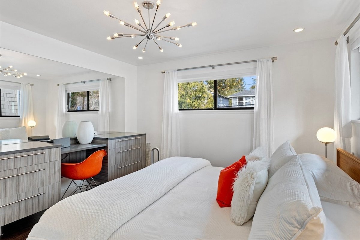 Mid-Mod Seattle Escape – Sauna + Special + FIFA gallery image 5