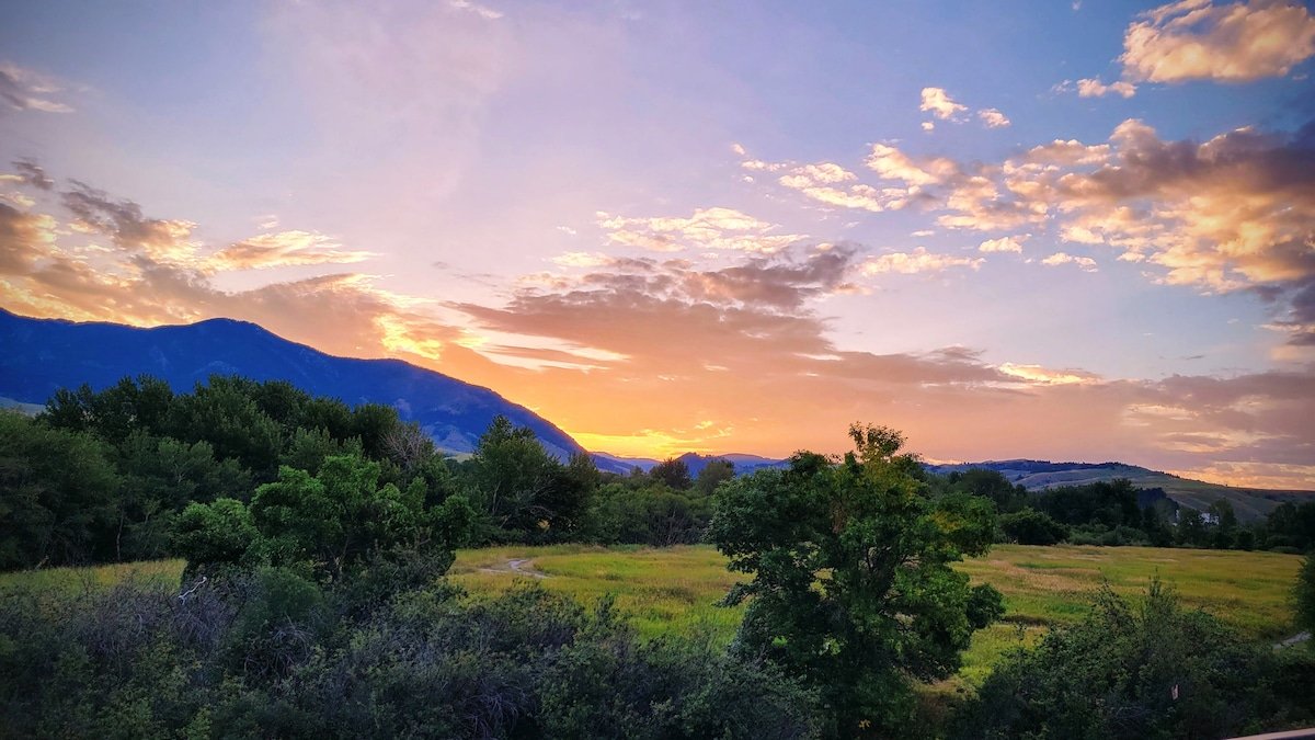 Luxe*Lake and Mountain views*EV charger*Arcade gallery image 4