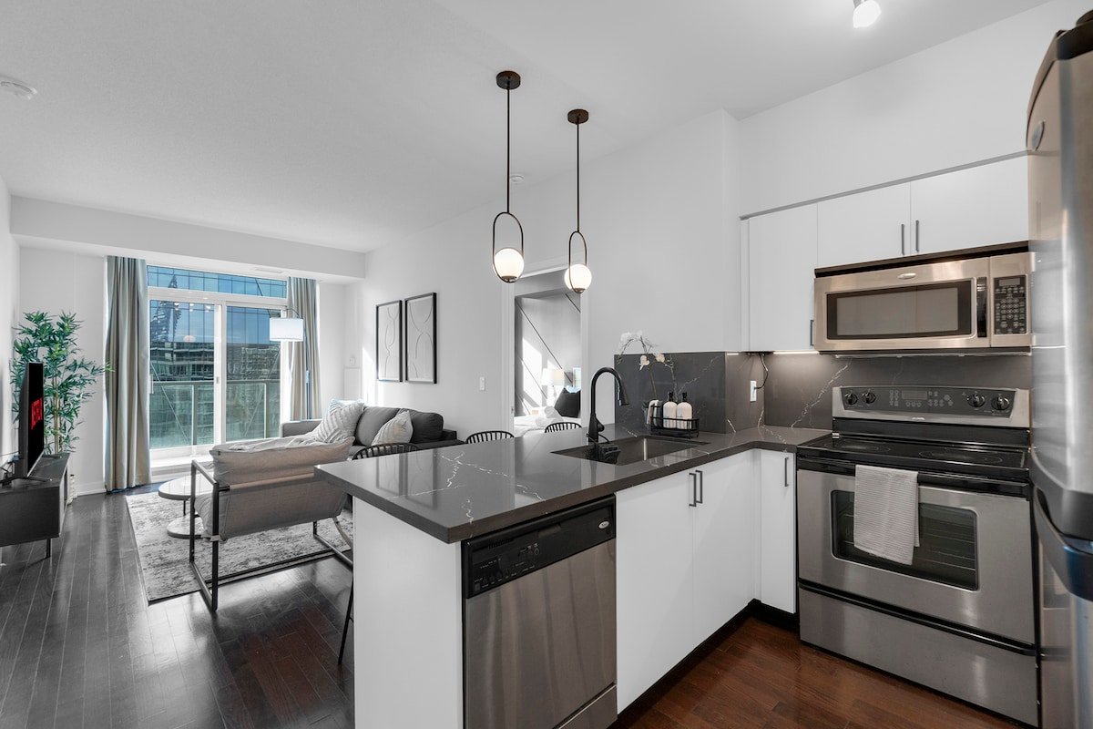 Chic 3BR – Free Parking – Downtown – City View gallery image 4