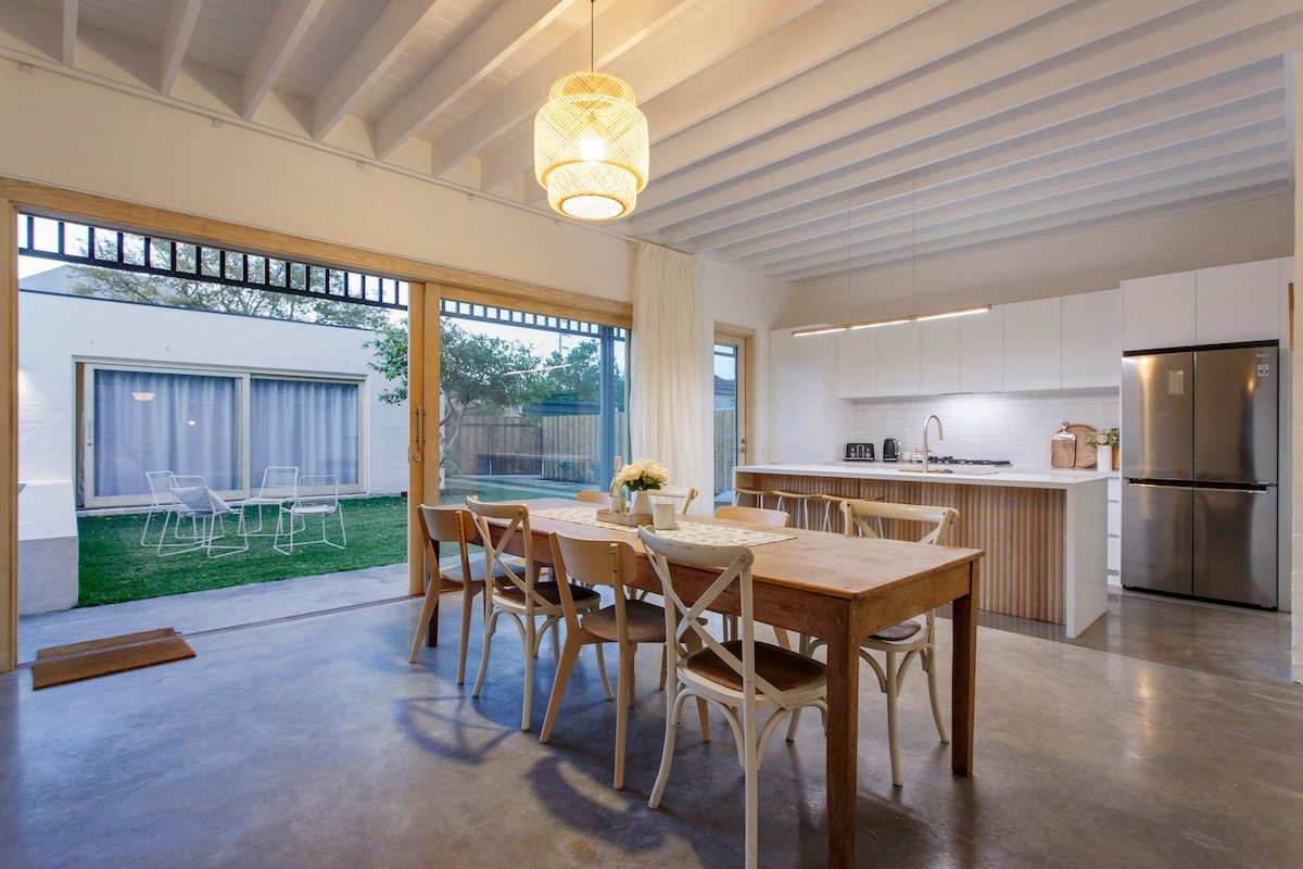 Family Oasis +sleeps 8+parking+stroll to Cafés gallery image 2