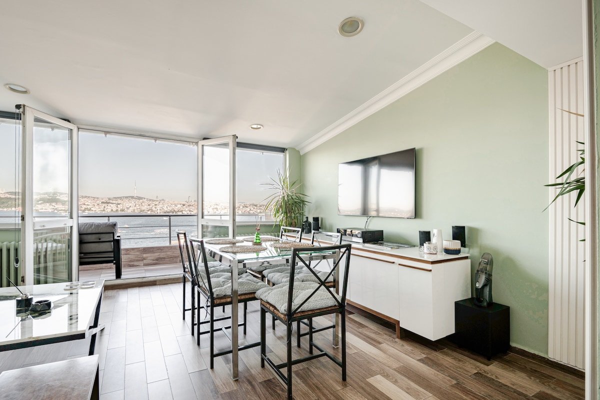 Deluxe Duplex in city center/210°Bosphorus viewed gallery image 4
