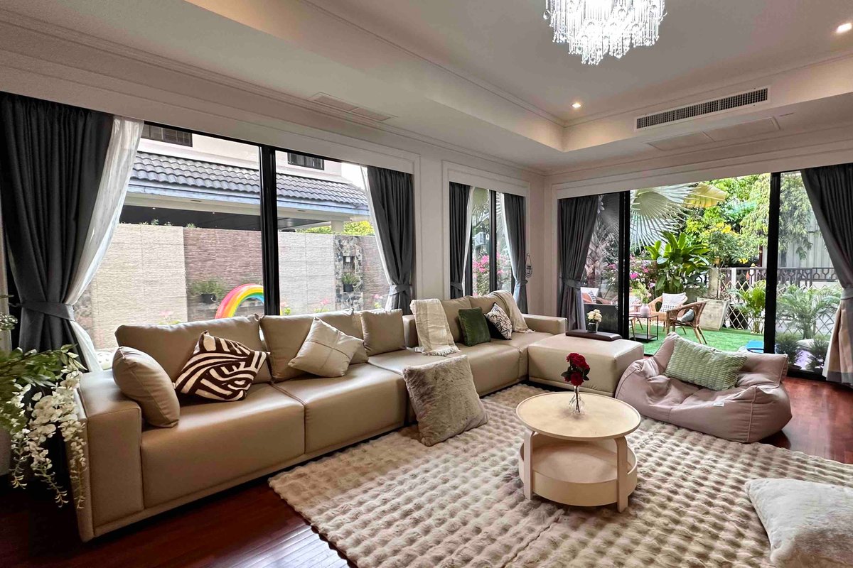 富人区铜锣Thonglor 25巷独立花园泳池别墅6个房4卫。