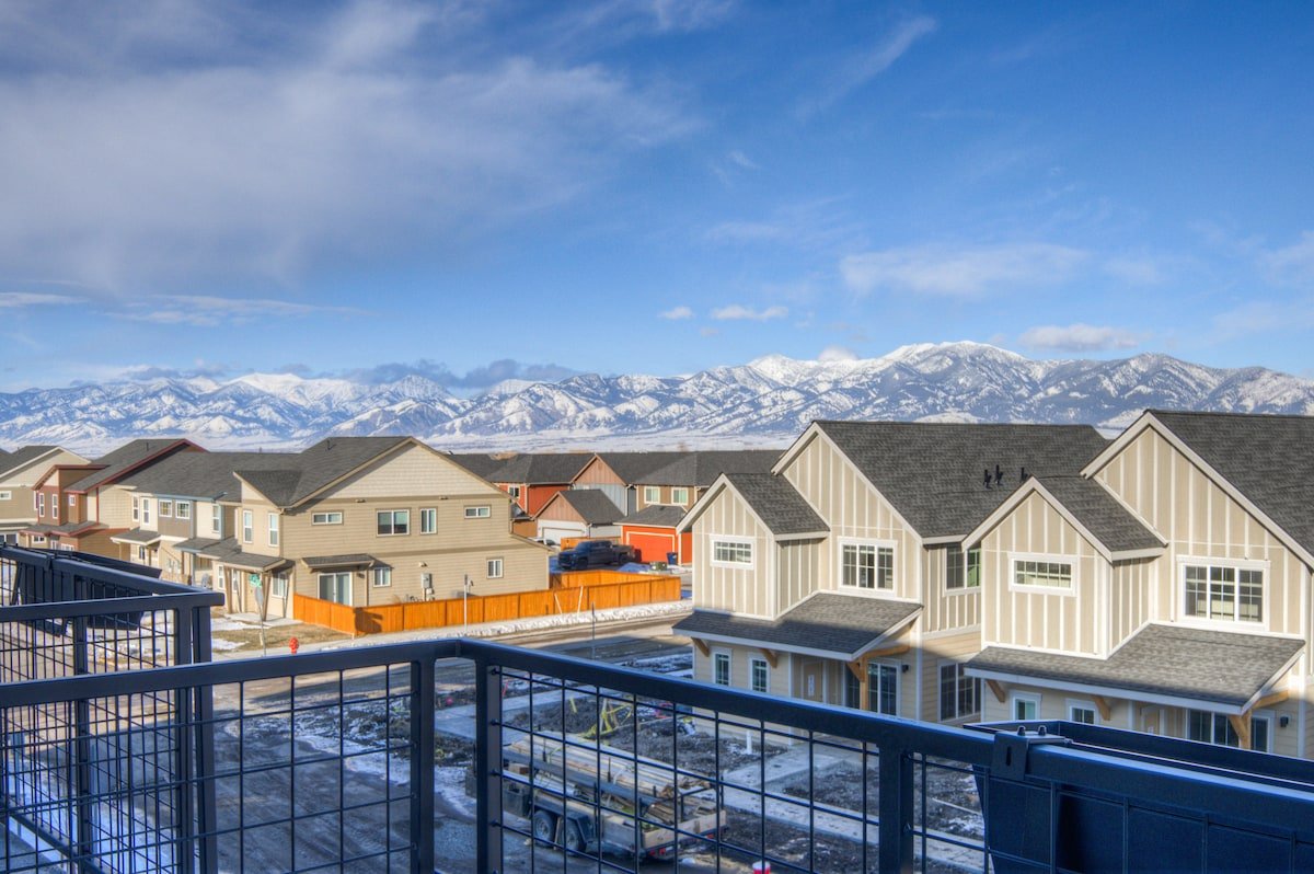 2 Adjoining Condos Rent Together gallery image 4