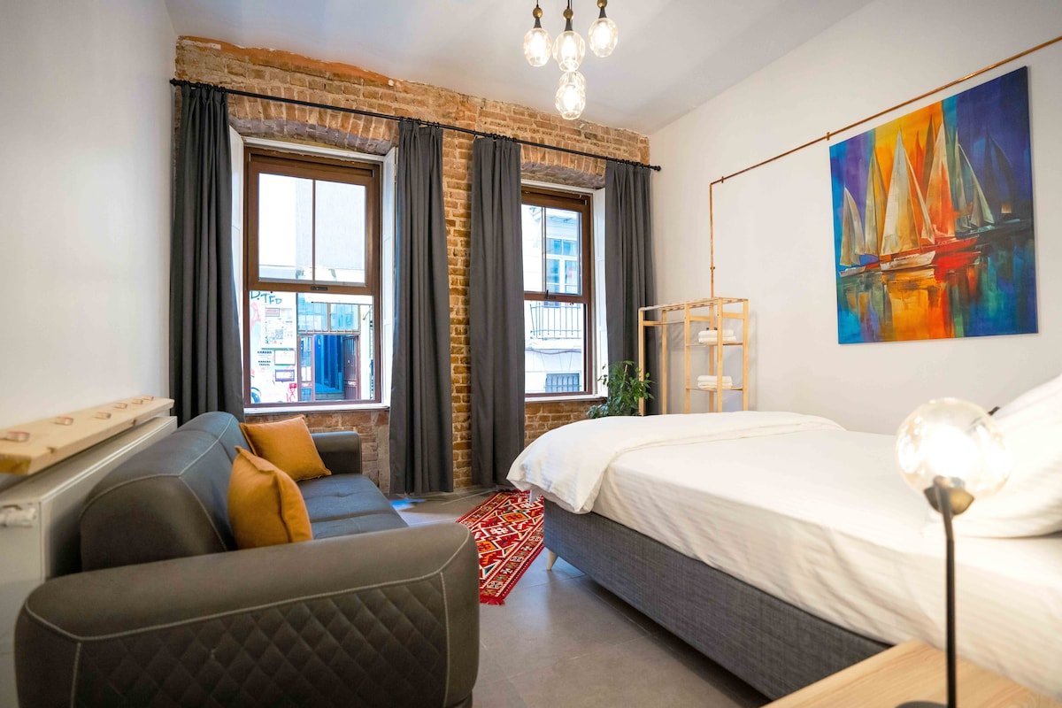 Big historical flat in Istanbul Galata gallery image 2